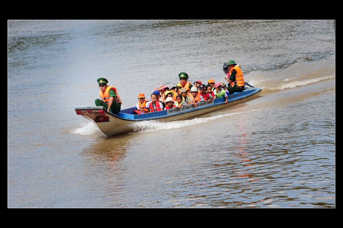 Qua sông (Bộ ảnh: Bộ đội đưa trẻ em đến trường mùa lũ), Giải Nhất, Đoàn Thi Thơ (Tp. HCM)